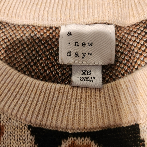 Leopard print sweater by A New Day xs but fits larger - Picture 5 of 7